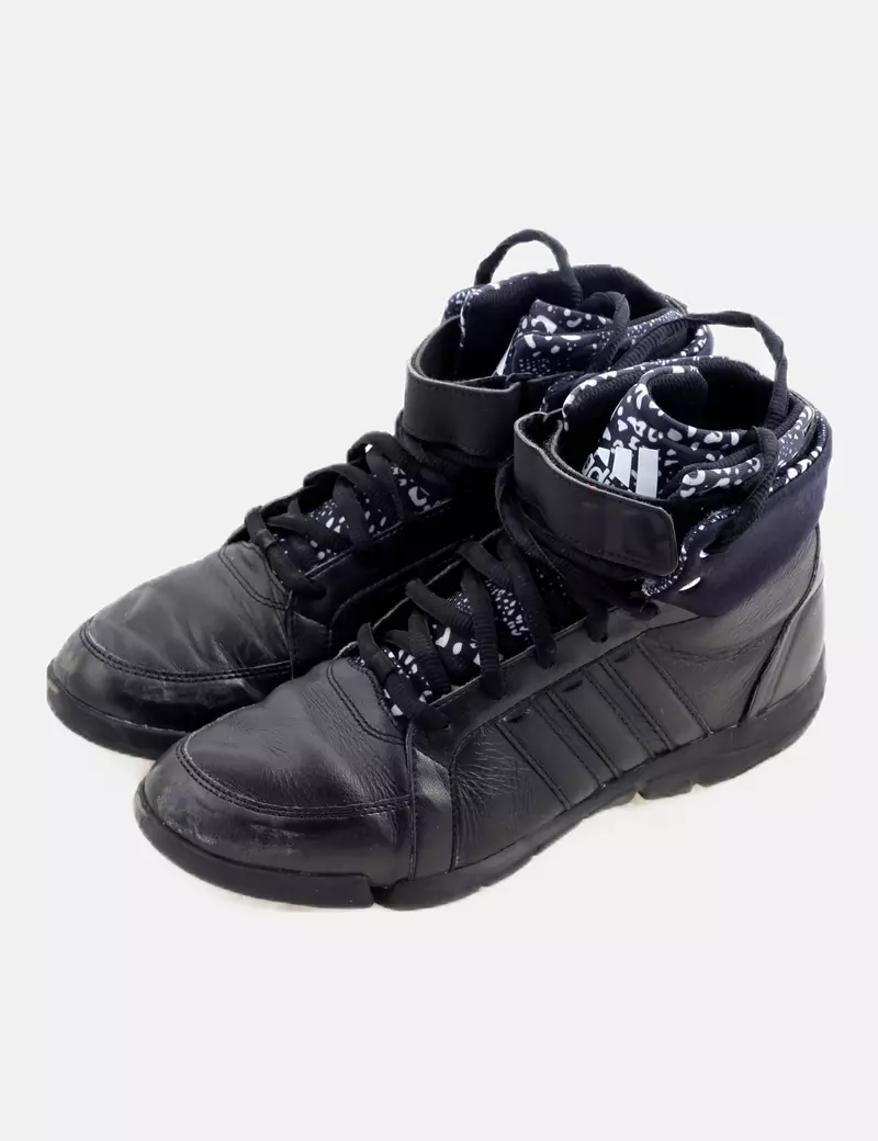 Adidas Botín negro acordonado