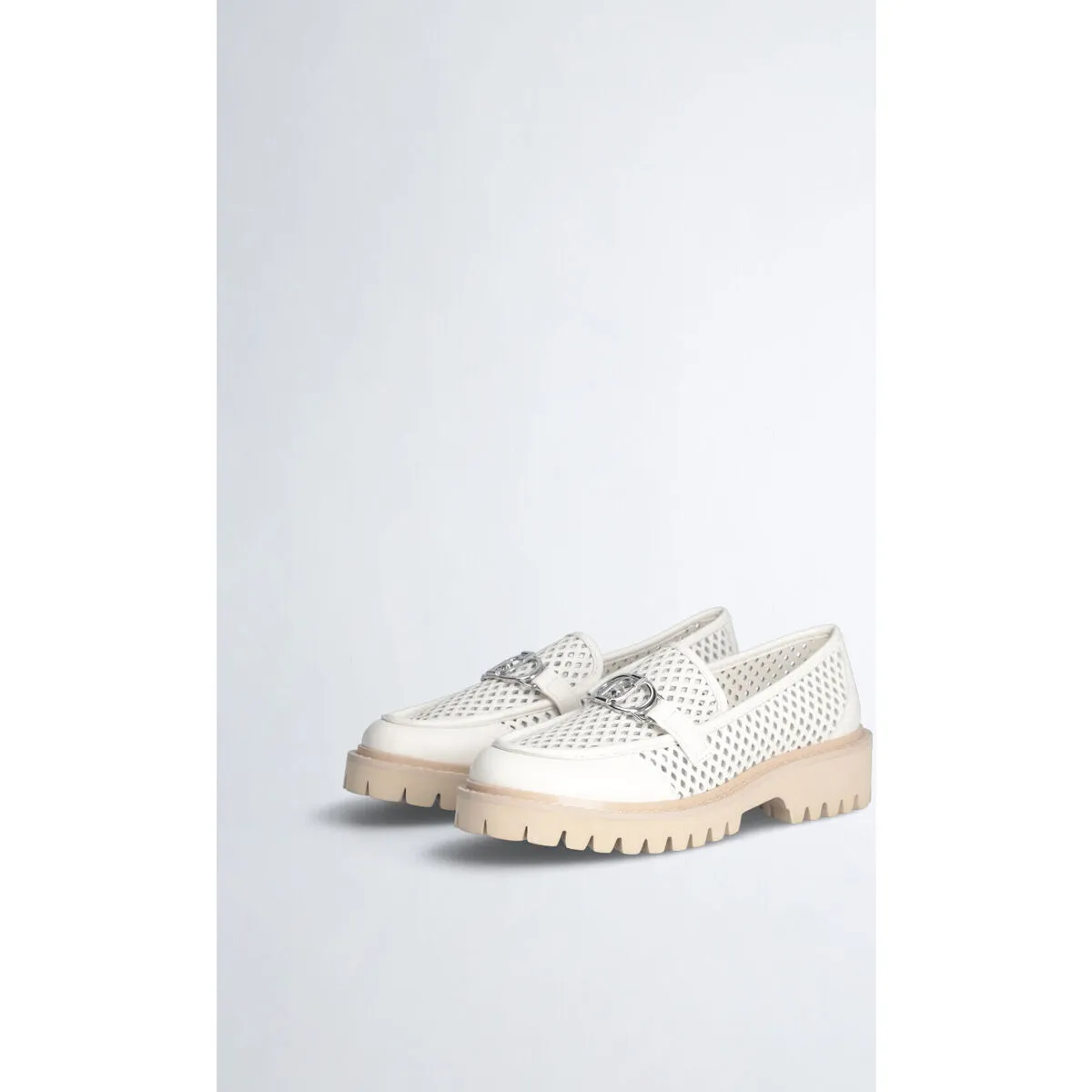 Mocasines de piel con perforaciones