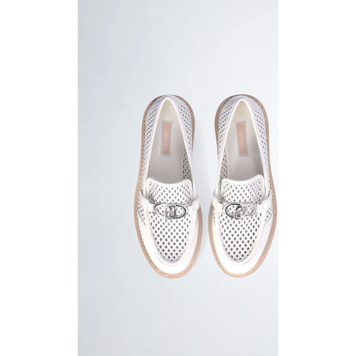 Mocasines de piel con perforaciones