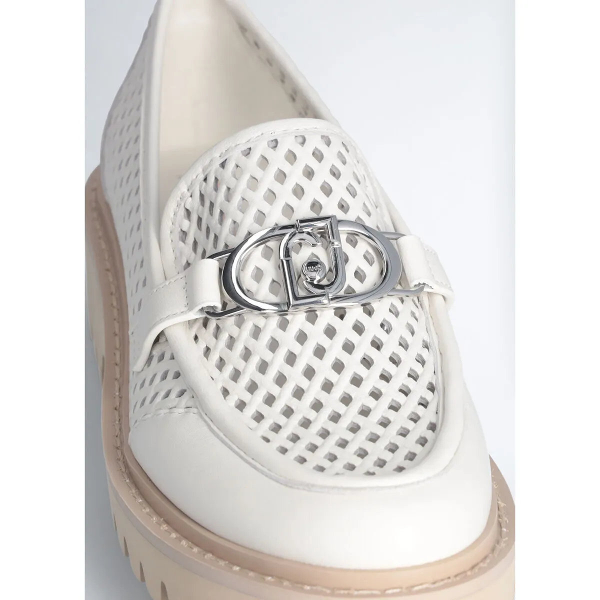 Mocasines de piel con perforaciones