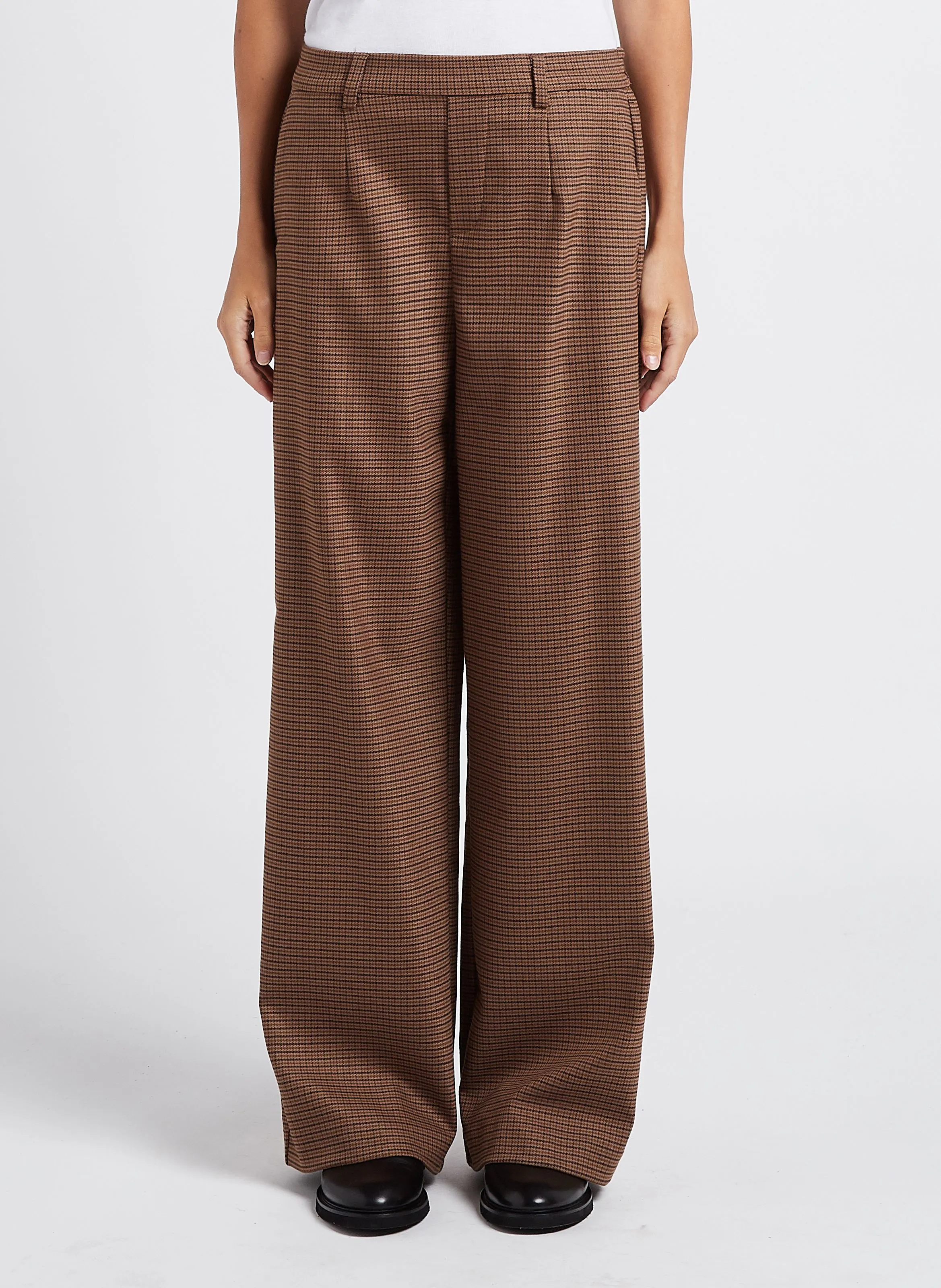 Pantalón ancho de rayas en beige