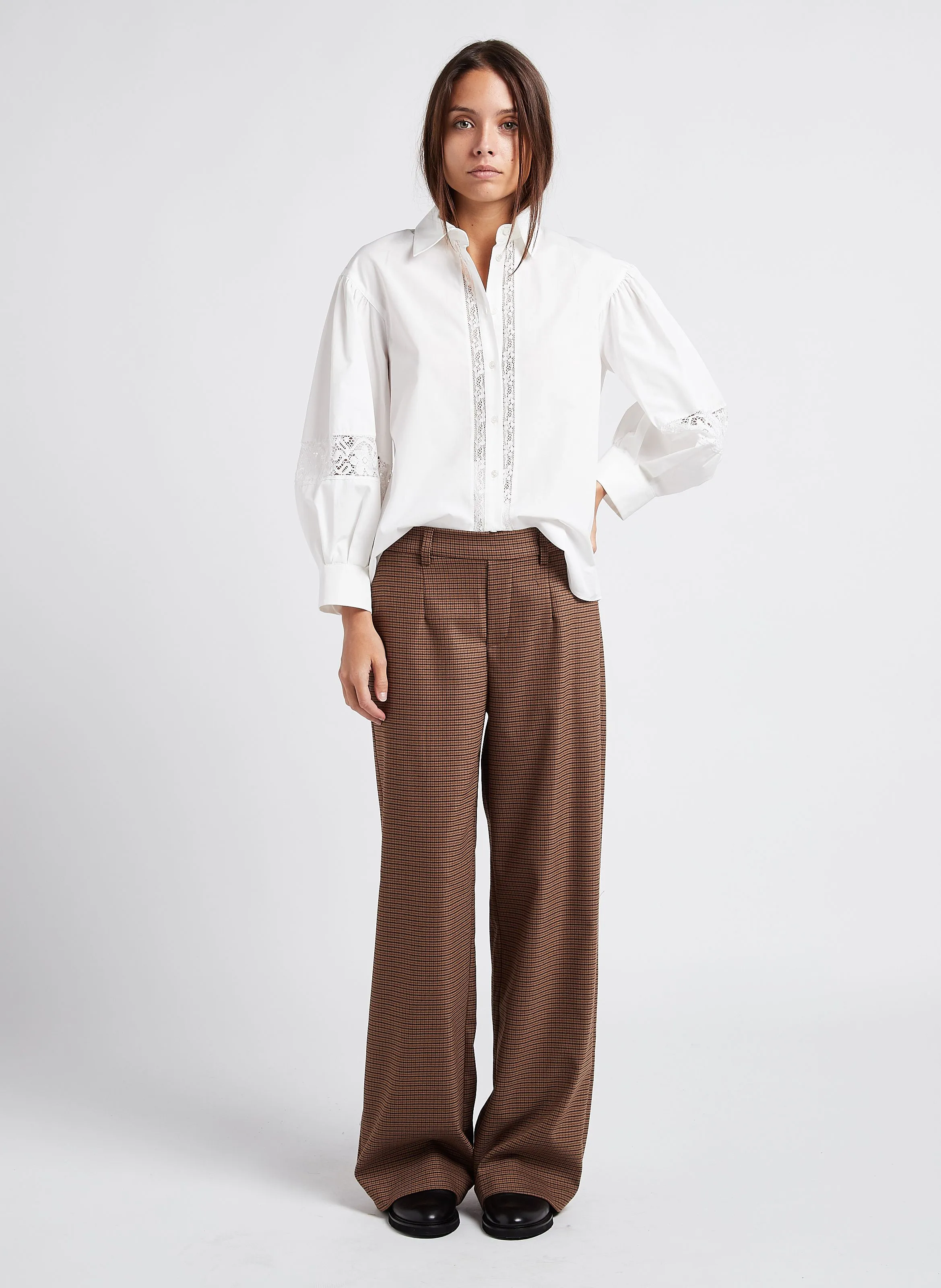 Pantalón ancho de rayas en beige