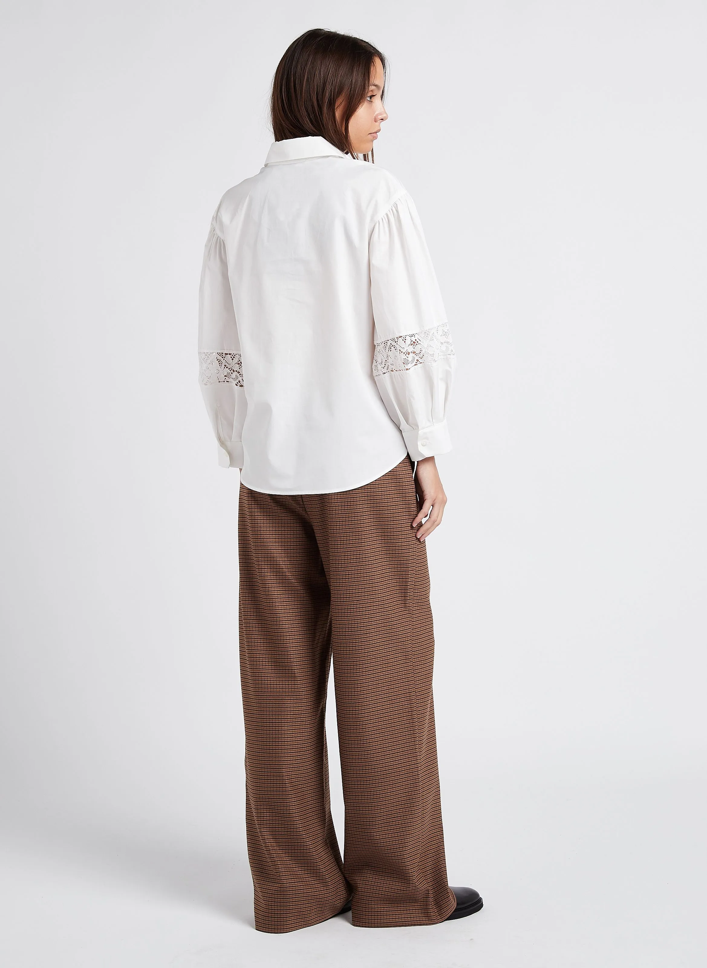 Pantalón ancho de rayas en beige