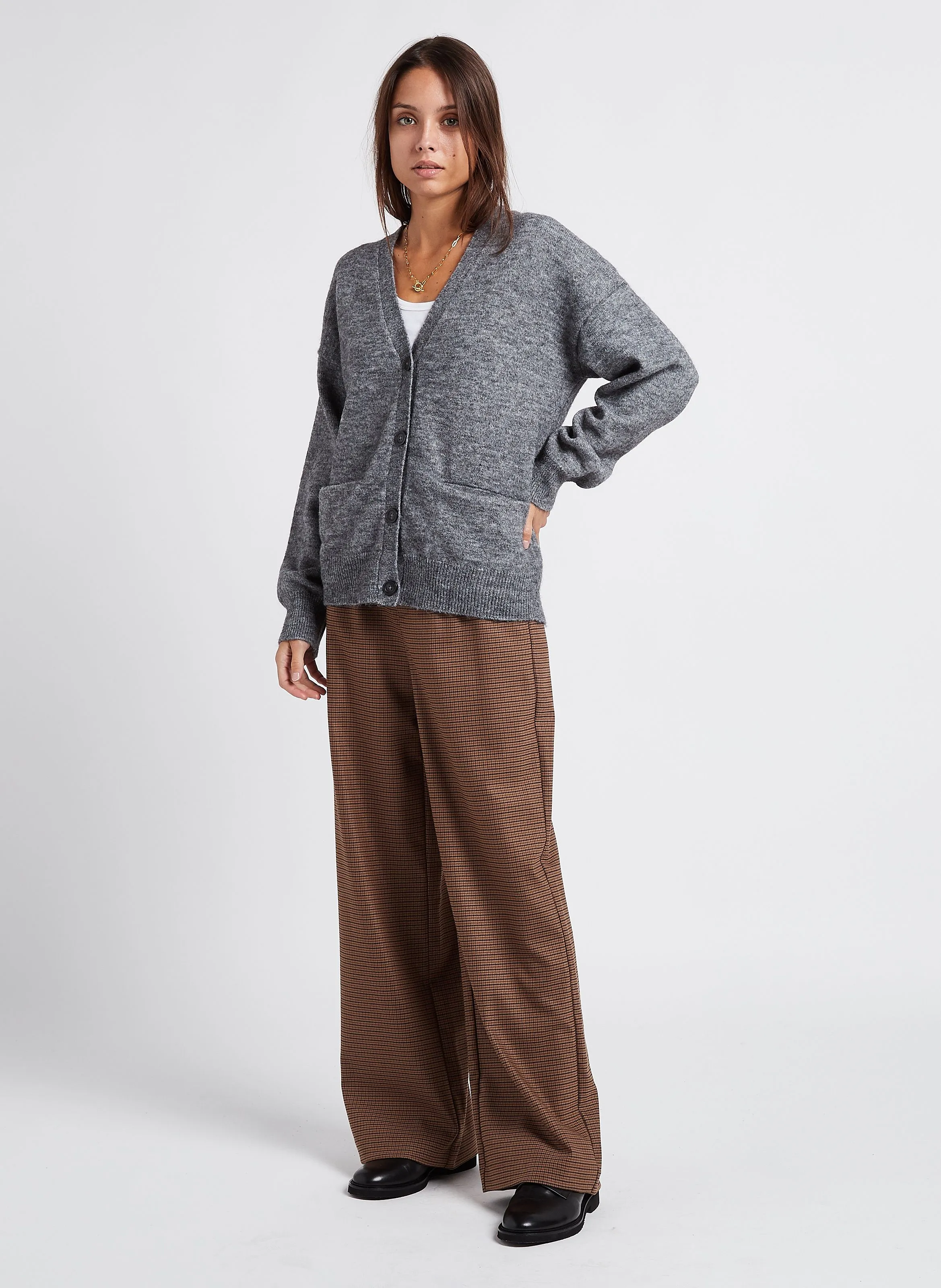 Pantalón ancho de rayas en beige