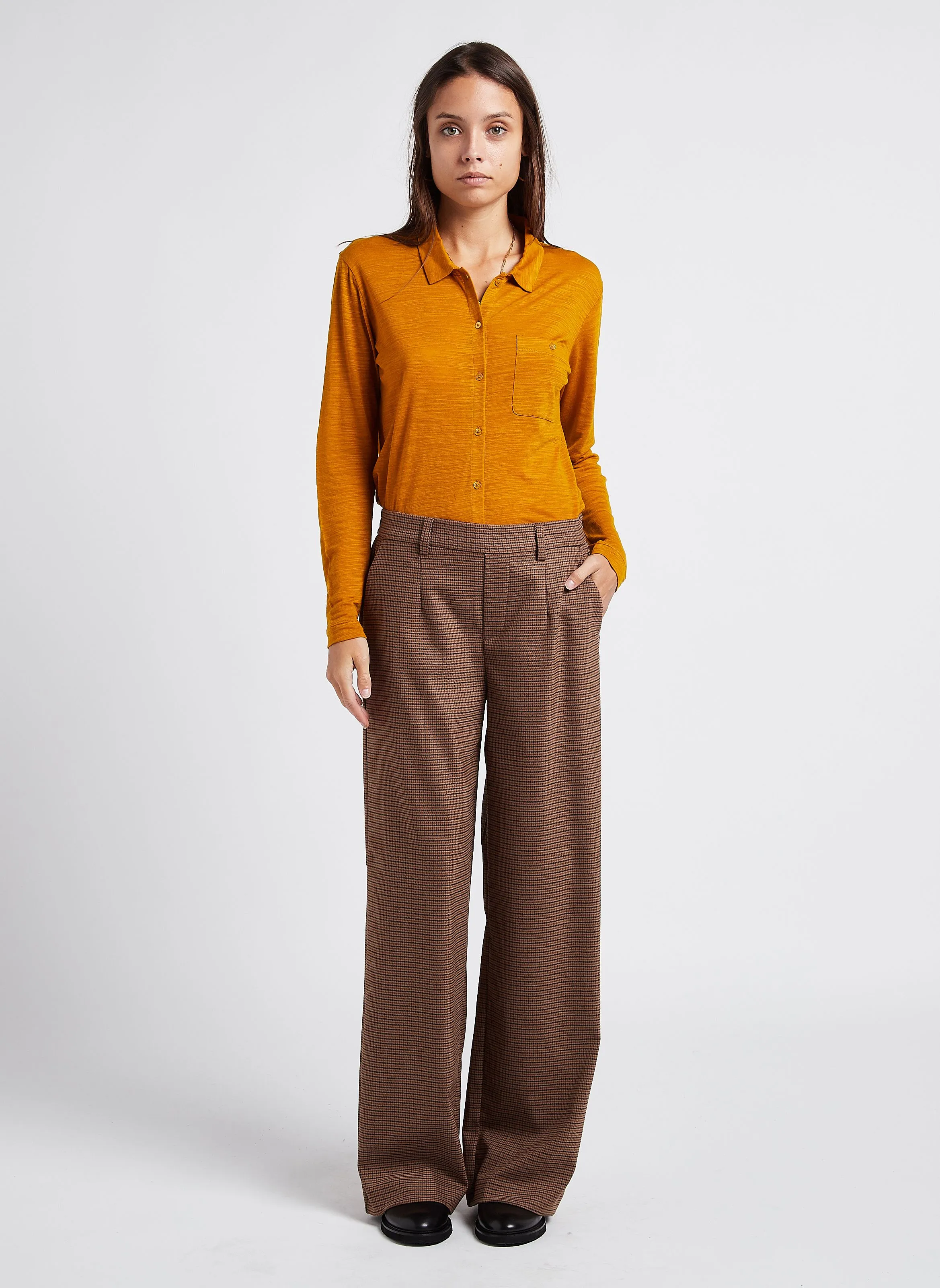 Pantalón ancho de rayas en beige