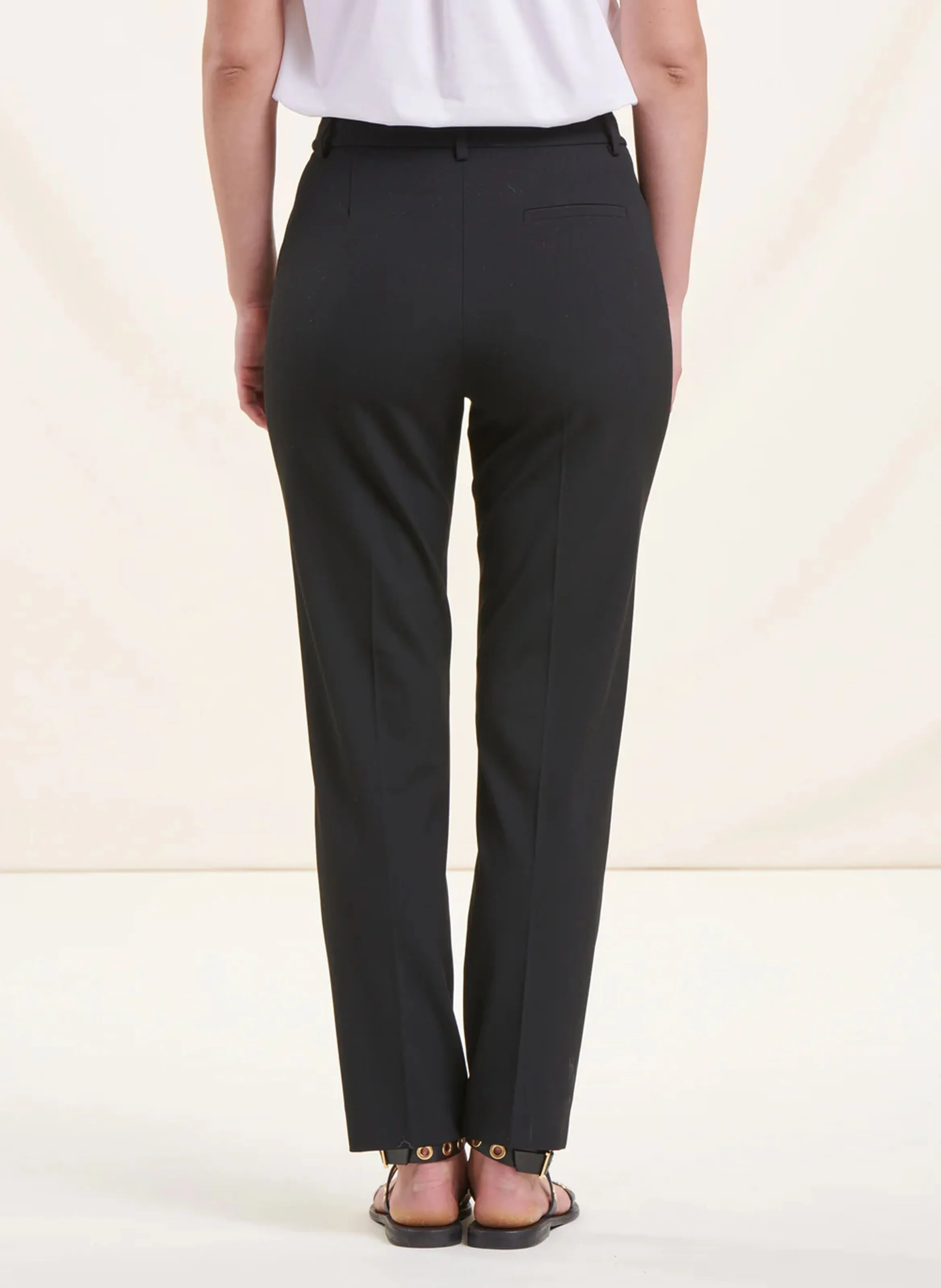 Pantalón pitillo corte recto en negro