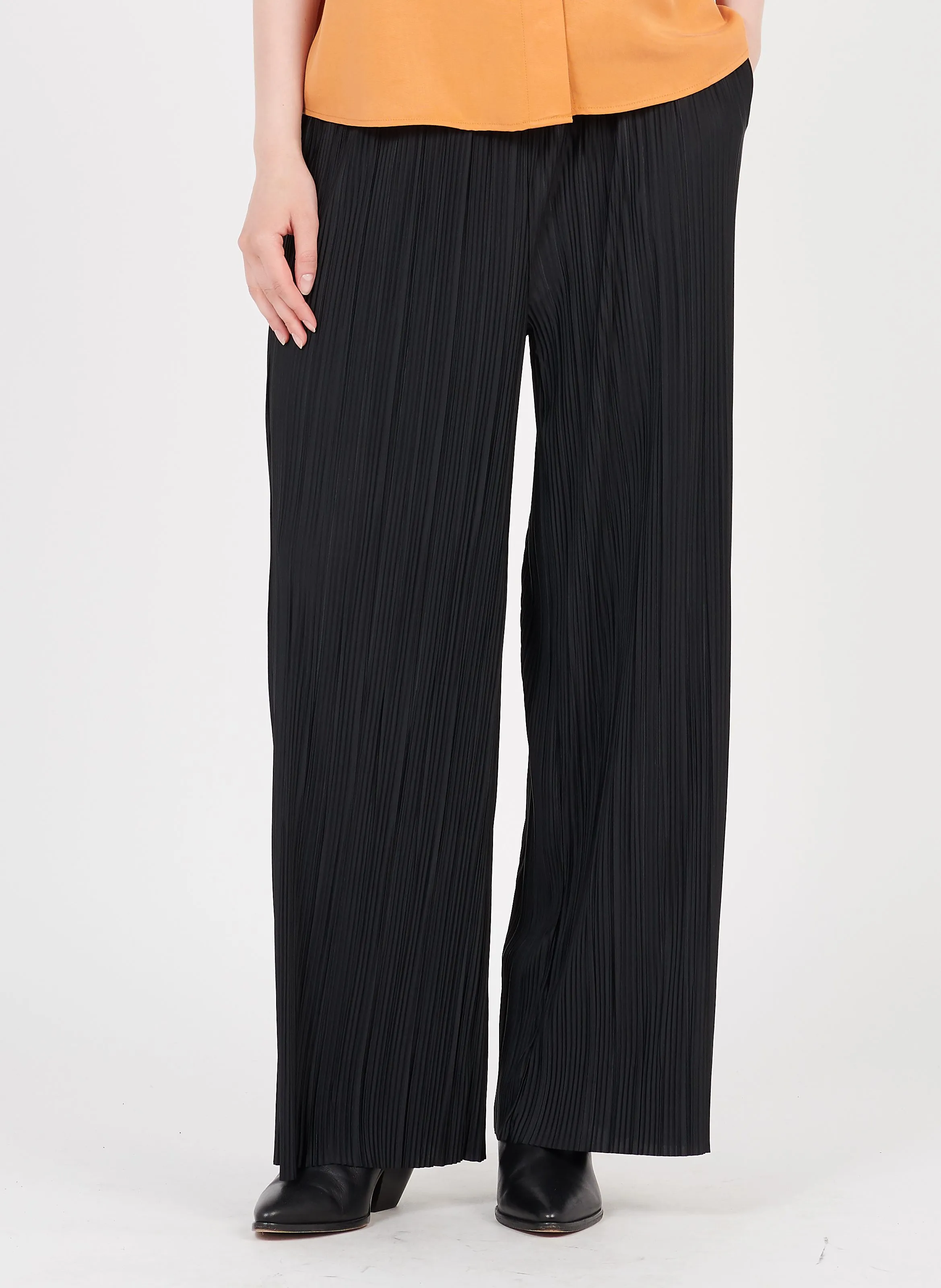 UMA  PANTALóN ANCHO PLISADO EN NEGRO