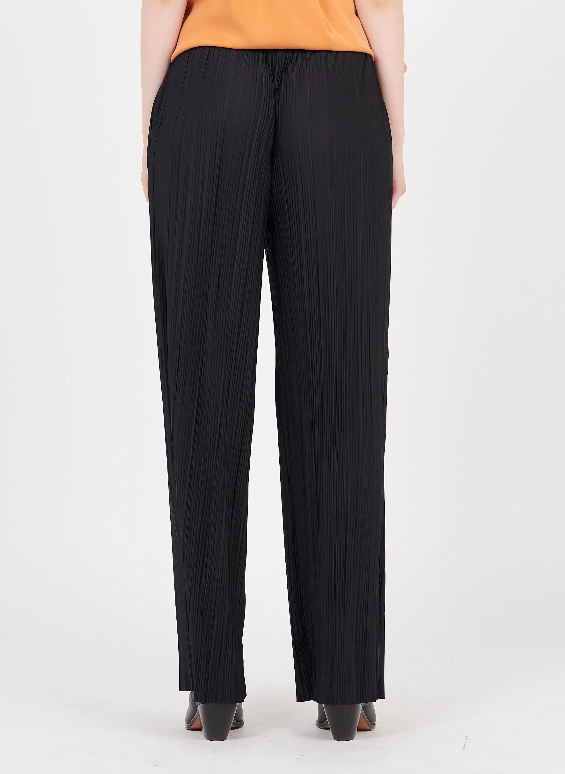 UMA  PANTALóN ANCHO PLISADO EN NEGRO