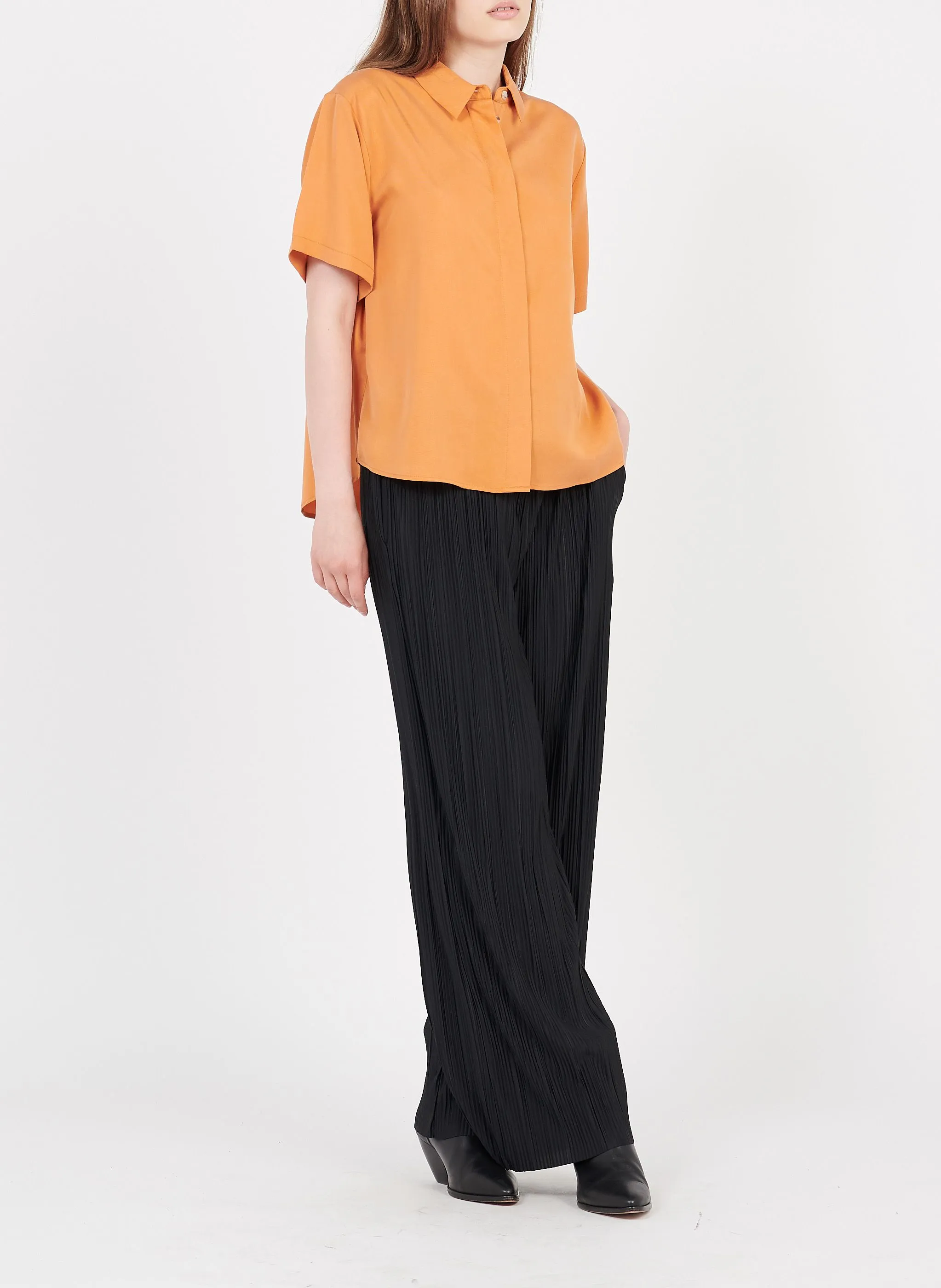 UMA  PANTALóN ANCHO PLISADO EN NEGRO