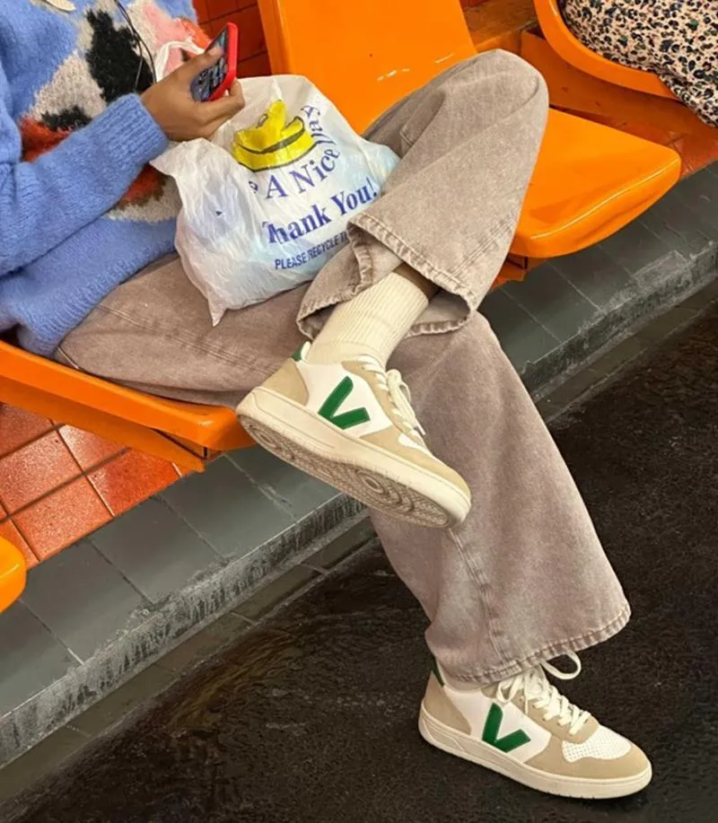 VEJA V10 CF LTH WHT EMERAUDE SAHARA MUJER